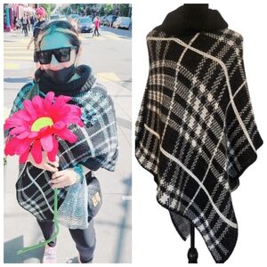 COCIOGO - Made In Italy- Black And White Plaid Knit Poncho Shawl